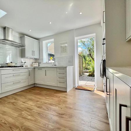 Family Home In Hampshire - Sleeps Up To 9 People With 3 Parking Spaces Winchester Eksteriør billede