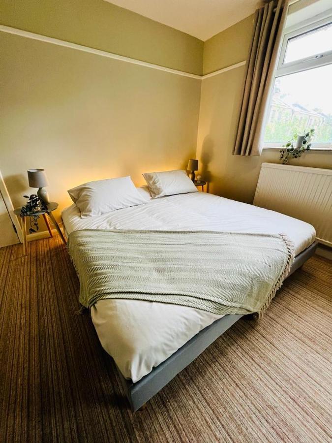 Family Home In Hampshire - Sleeps Up To 9 People With 3 Parking Spaces Winchester Eksteriør billede