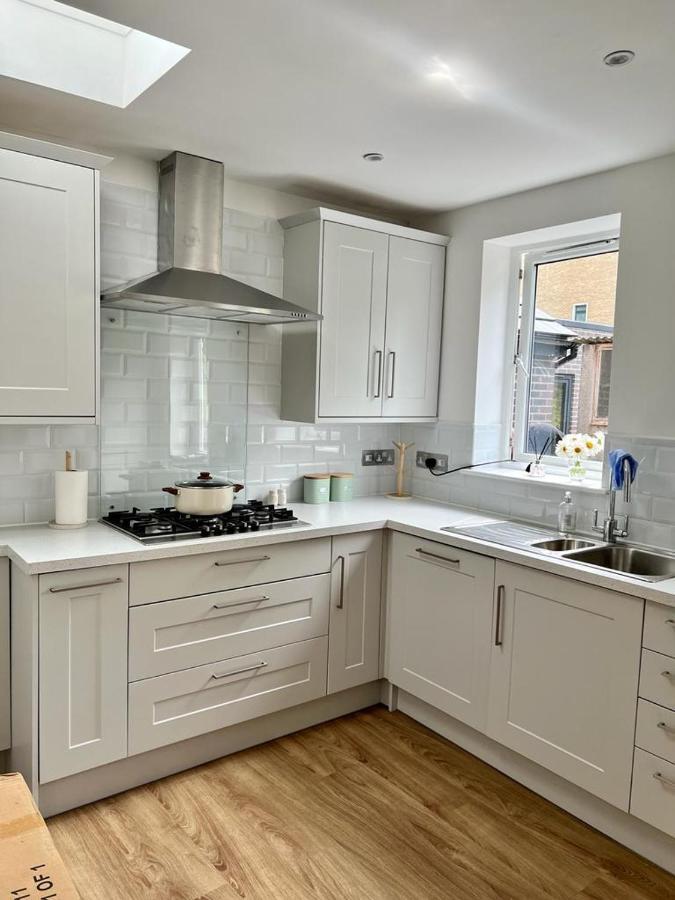 Family Home In Hampshire - Sleeps Up To 9 People With 3 Parking Spaces Winchester Eksteriør billede