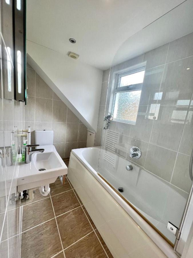Family Home In Hampshire - Sleeps Up To 9 People With 3 Parking Spaces Winchester Eksteriør billede