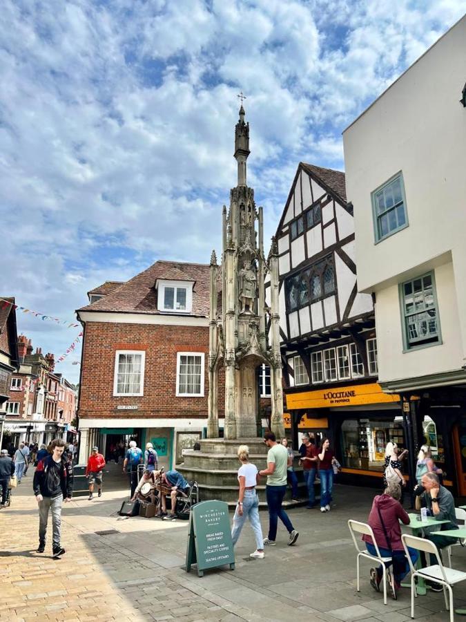 Family Home In Hampshire - Sleeps Up To 9 People With 3 Parking Spaces Winchester Eksteriør billede
