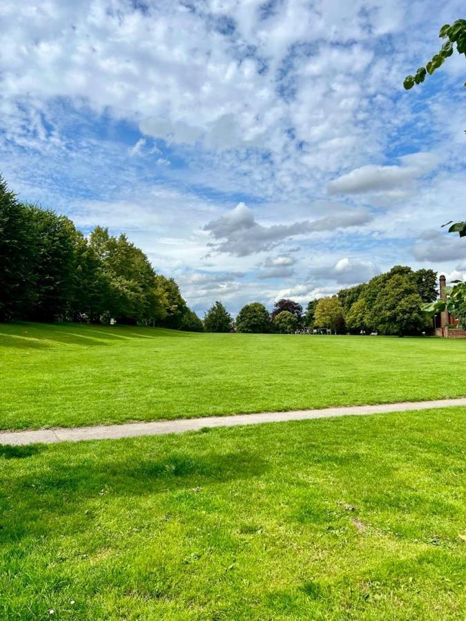 Family Home In Hampshire - Sleeps Up To 9 People With 3 Parking Spaces Winchester Eksteriør billede