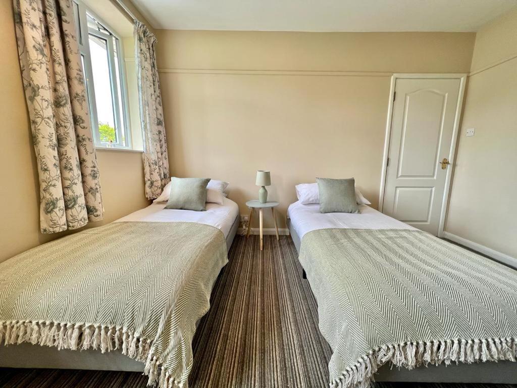 Family Home In Hampshire - Sleeps Up To 9 People With 3 Parking Spaces Winchester Eksteriør billede