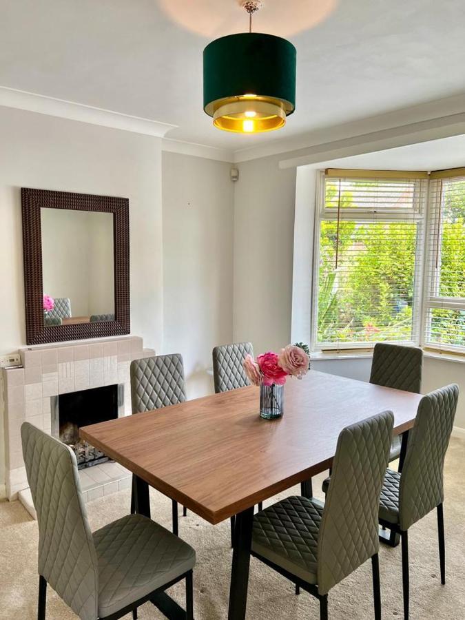 Family Home In Hampshire - Sleeps Up To 9 People With 3 Parking Spaces Winchester Eksteriør billede