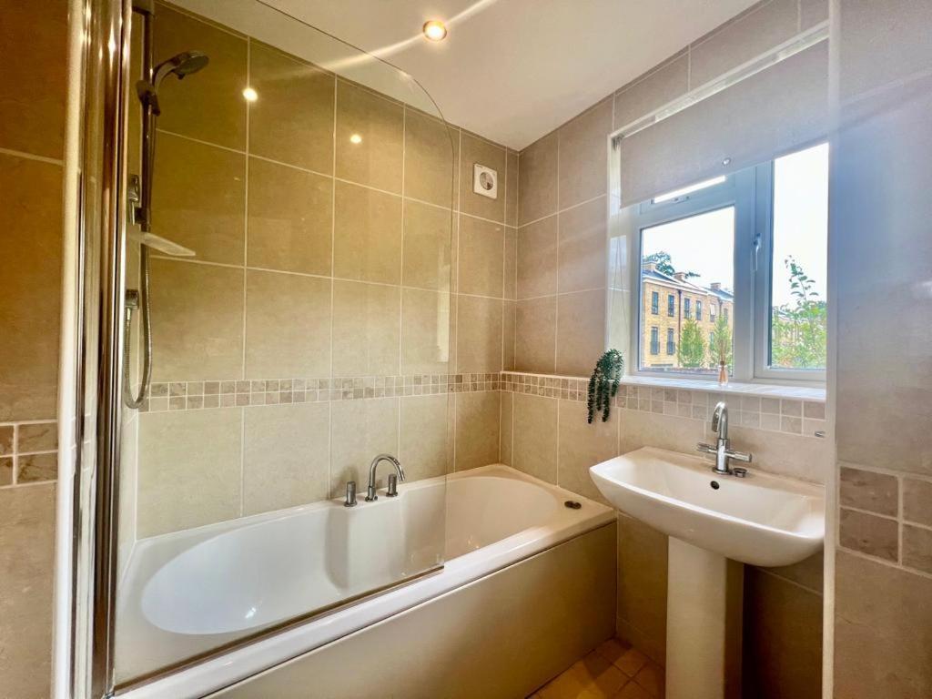 Family Home In Hampshire - Sleeps Up To 9 People With 3 Parking Spaces Winchester Eksteriør billede