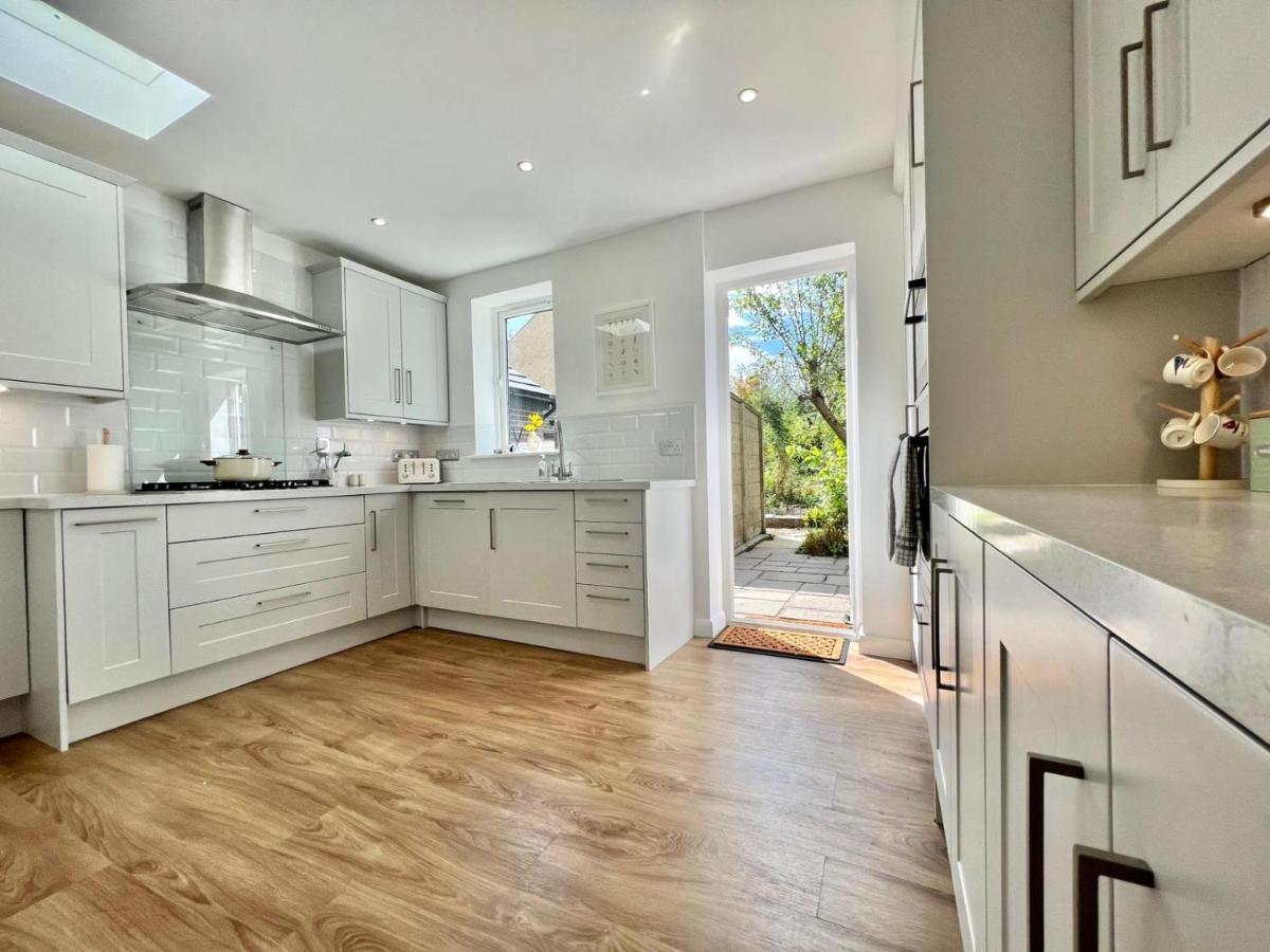 Family Home In Hampshire - Sleeps Up To 9 People With 3 Parking Spaces Winchester Eksteriør billede